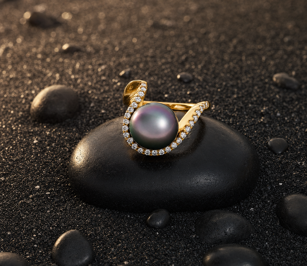 Bague or perle Tahiti pose sur galet noir volcanique