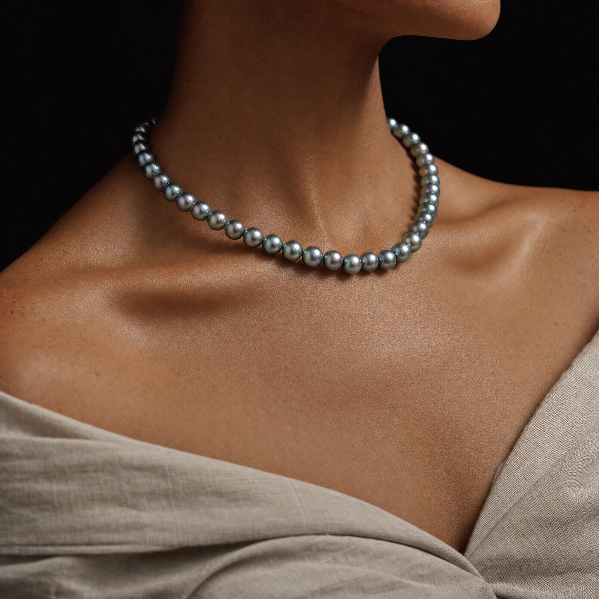 Collier perles Tahiti porte sur decollete editorial