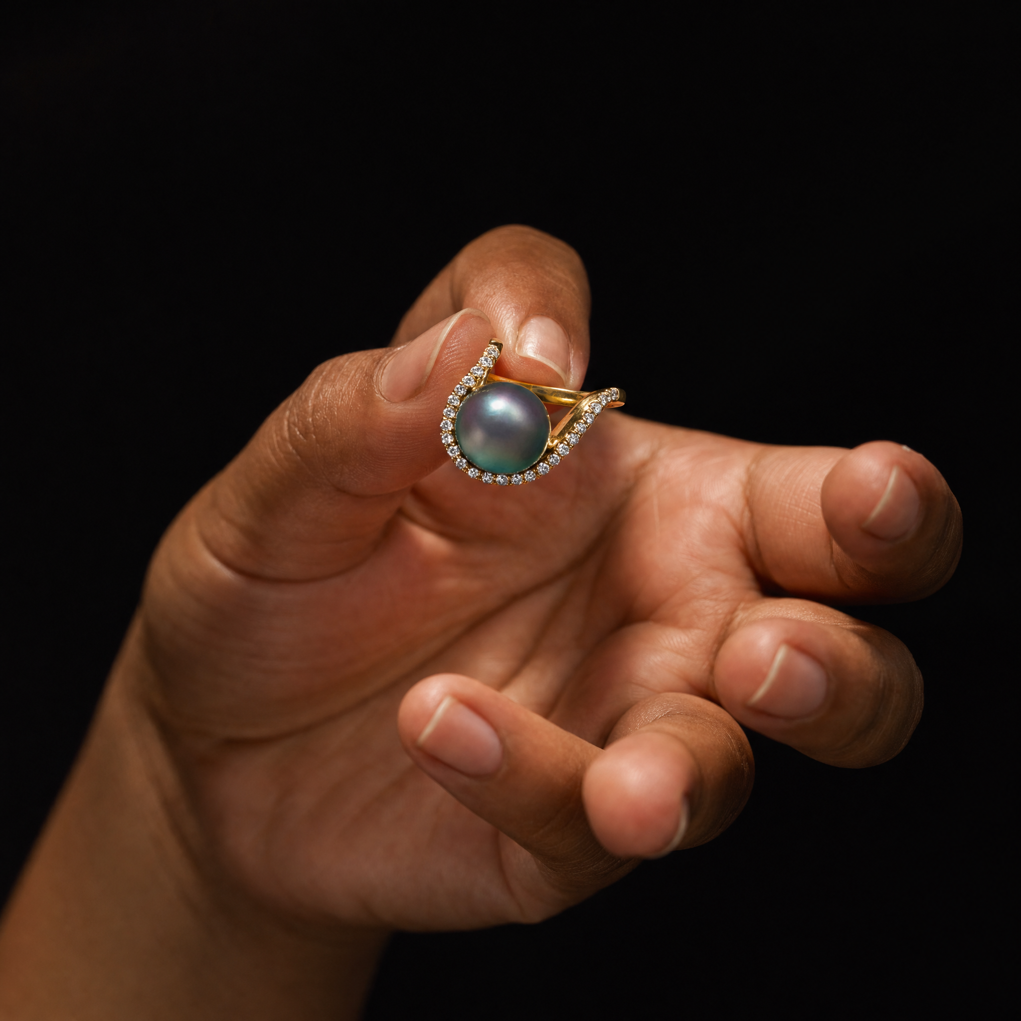 Bague or perle Tahiti portee main editorial